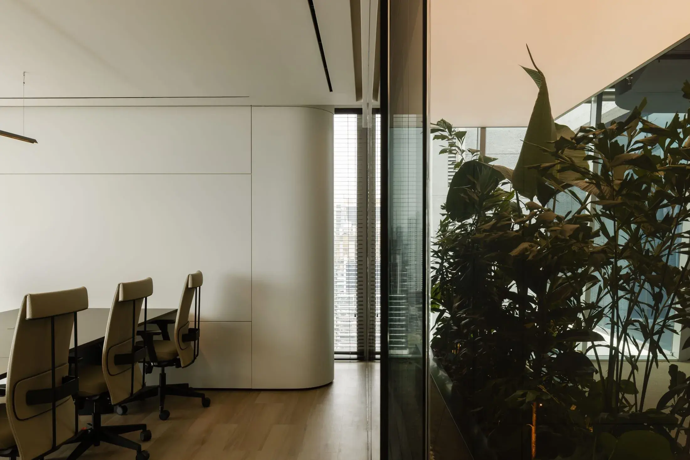 Sala de reuniones con sillas, madera y plantas
