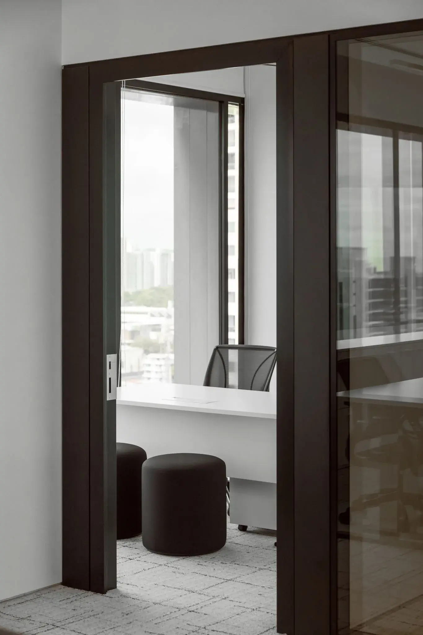 Divisiones arquitectónicas de vidrio en Chanel, Ciudad de Panamá — foto 3